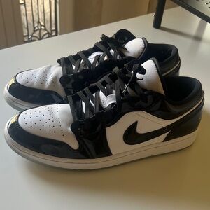 Nike Men's Black and White glossy Low-Top Sneakers